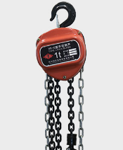 使用手動葫蘆時，操作者應該站在哪里