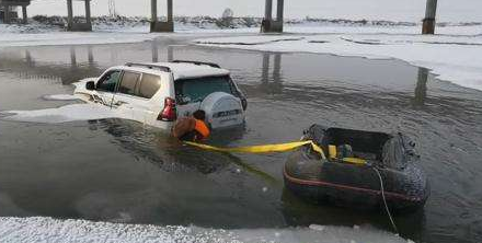 卡車陷入冰河，藍天救援隊用電動絞盤拖拽車輛